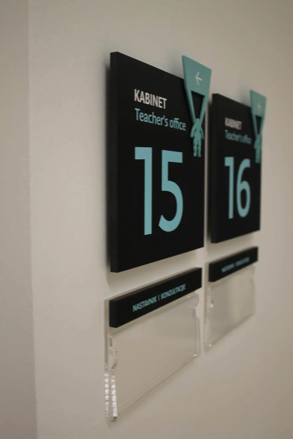 Bilingual office signs 15 and 16 with numbers and arrows at the Polytechnic of Šibenik
